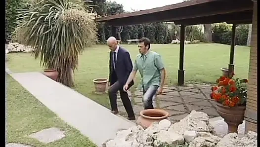 Johnny pompino lagi asik ngentot memek di pinggir kolam renang sambil menggoda