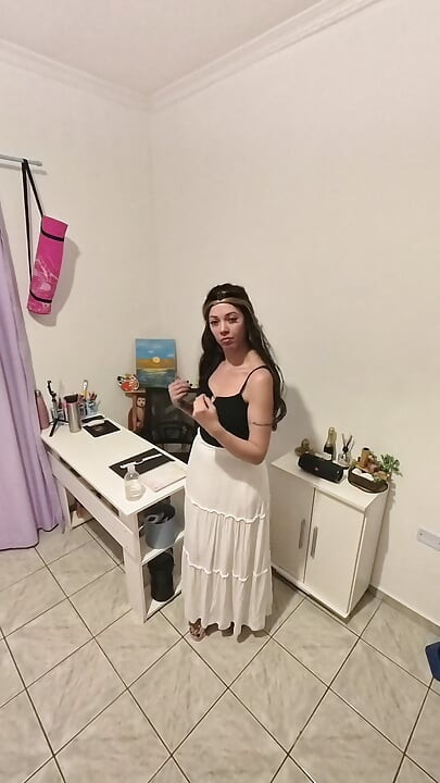 La madrastra se pone a cuatro patas para que su hijastro use su coño.