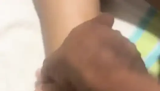 Istri dipijat