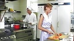 Szczupła niemiecka laska zostaje zerżnięta przez napalonego szefa kuchni