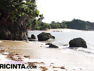 Das asiatische schätzchen putri Cinta spielt am leeren strand mit ihrer muschi