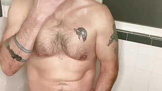 Muscolo orso dopo allenamento in palestra doccia jack