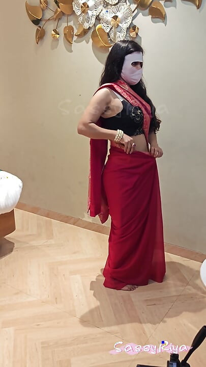 Riya sassy mặc saare