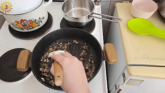 Gerçek ev yapımı video: mila natürist mantarlı et pişiriyor