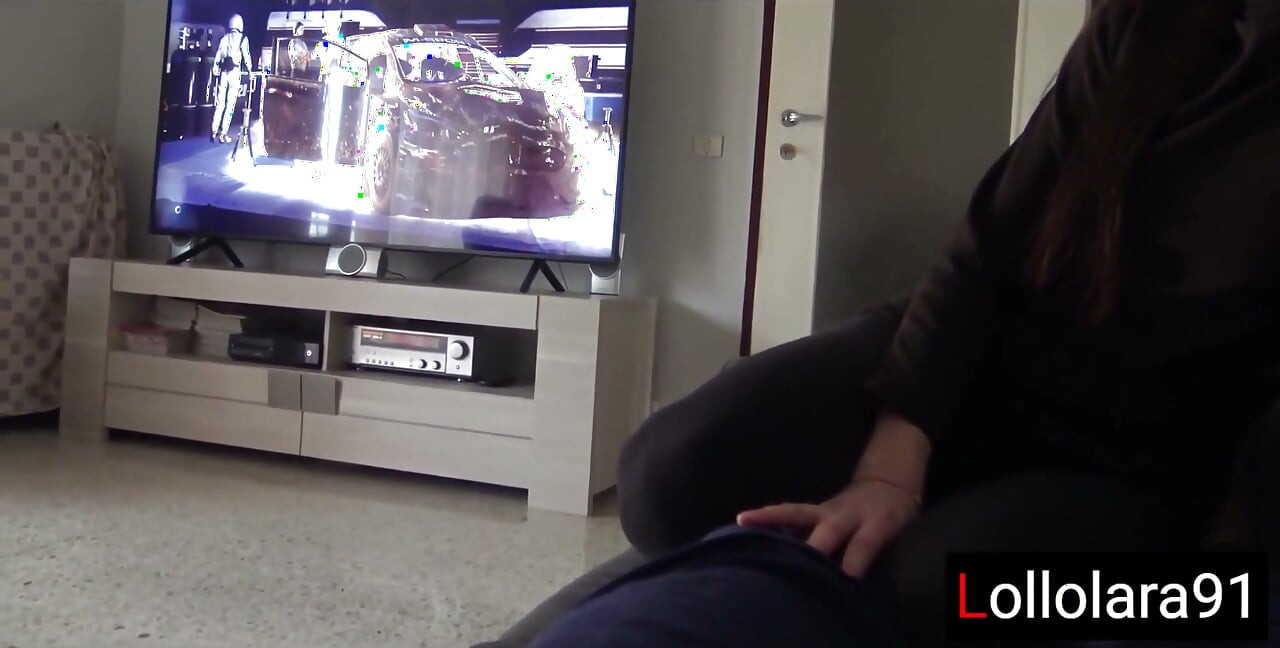 坏女孩打断我的Xbox游戏并撸管我的鸡巴