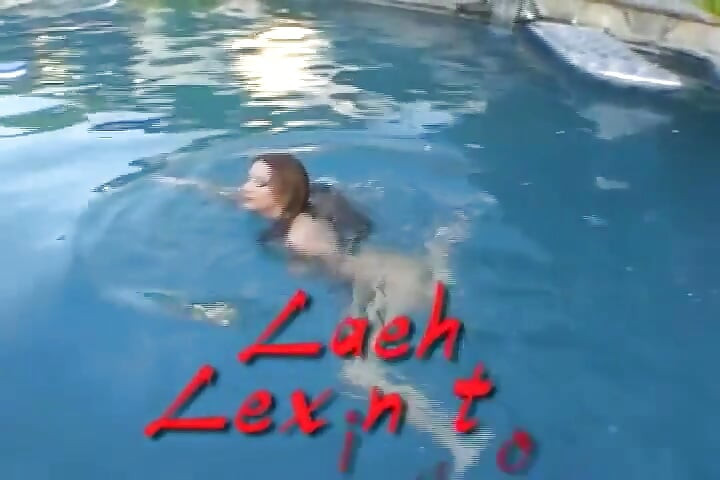 Quente garota branca dá um trabalho nos peitos e é fodida ao lado da piscina por um grande pau preto