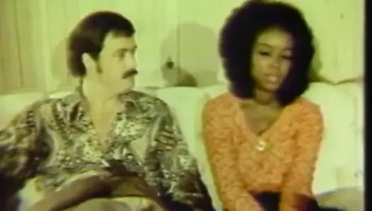 Memek hitam dan putih menjilati di kamar tidur