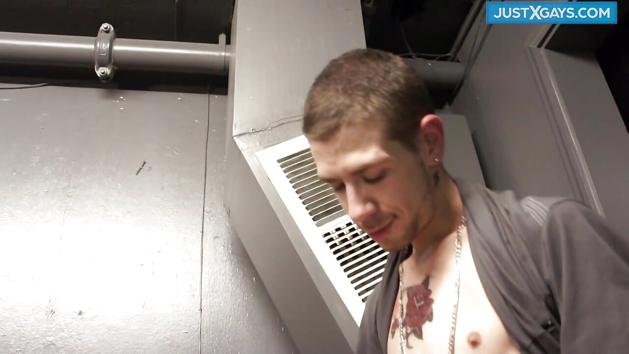 Heta pojkar suger kukar djupt i halsen och knullar sedan till en spermasprut