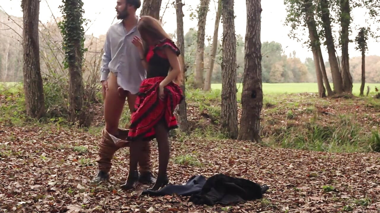 Nena De Lunares Follada Duro En El Bosque En Falda De Lunares