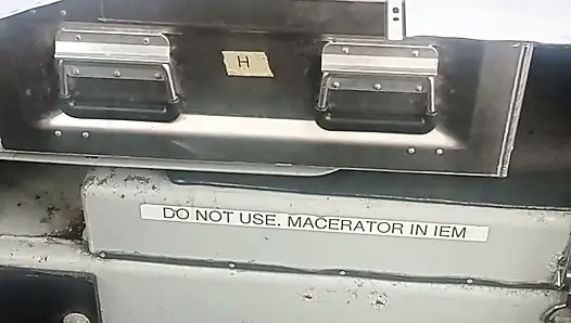 İş yerinde eğleniyor