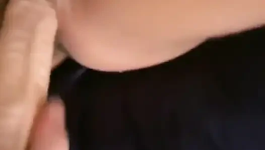 Candy amcığını tıraş ediyor ve sonra dildoyla sikiliyor