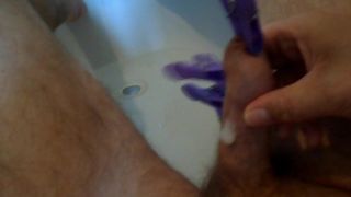 Pau espetado masturbando no banho