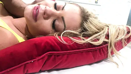 Молодая блондинка Riley Steele получает грубый трах и камшот на лицо от мясистого члена британки