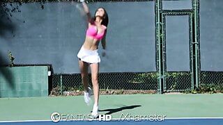 HD FantasyHD - Kleine Dillion Harper geneukt op de tennisbaan