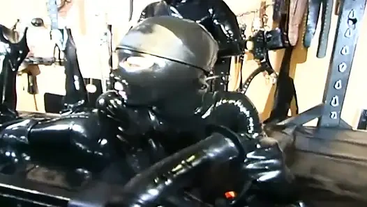 Bdsm dengan gadis bertopeng dengan lateks