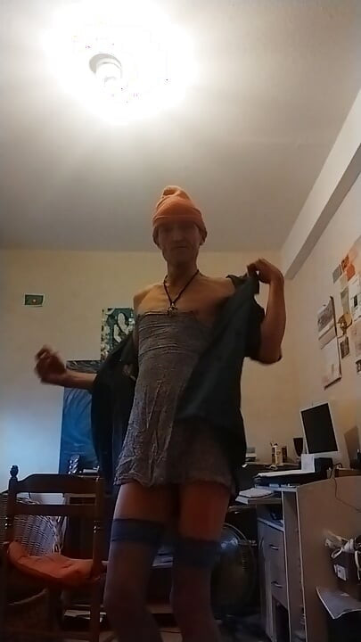 Çok kısa ve çıplak küçük mavi elbise içinde, seksi küçük sürtük!!