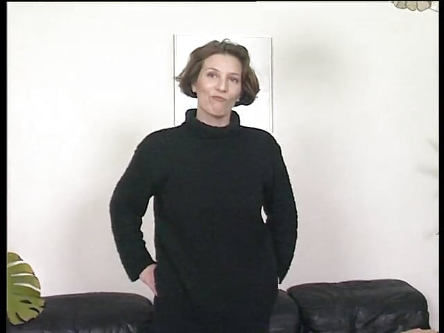 Hairy slut fills her pussy with a banana at the casting