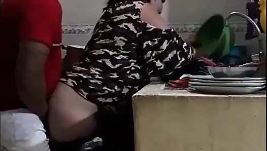 Сотрудницу трахнули во время мытья посуды - моя жена чуть не застукала нас