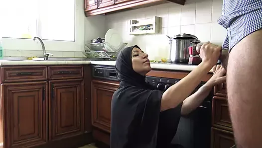Puta argelina convida meninos para seu apartamento em Marselha e os chupa em sua cozinha