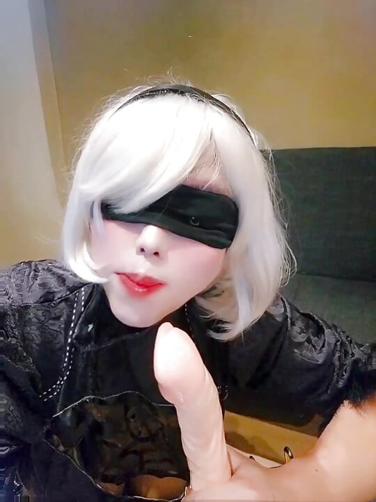 2b cosplayer şişman yarağını uyarırken gırtlağına kadar alıyor ve gözyaşlarına boğuluyor.