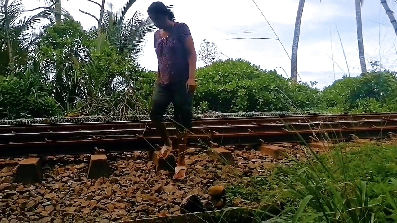 Aku mermuka cewek nakal ini lagi kerja di pantai
