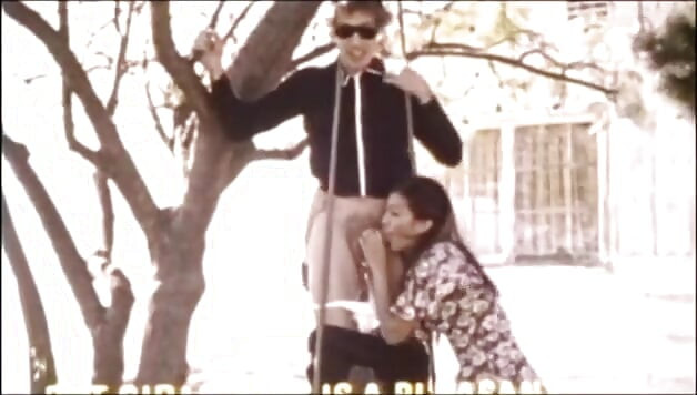 Lucah vintaj: dua pelacur muda berkongkek di luar dengan zakar John Holmes