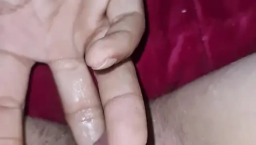 Tante seksi ini dijilat dan dientot sama cewek dominan dengan kaki basahnya