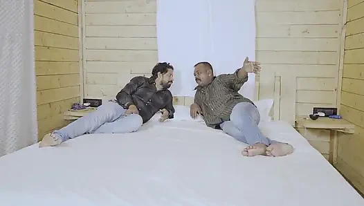 İKI ÜVEY ERKEK KARDEŞ SERT GRUP SEKSININ TADıNı ÇıKARMAK IÇIN DÜZENLI OLARAK KARıSıNı DEĞIŞTIRIYOR