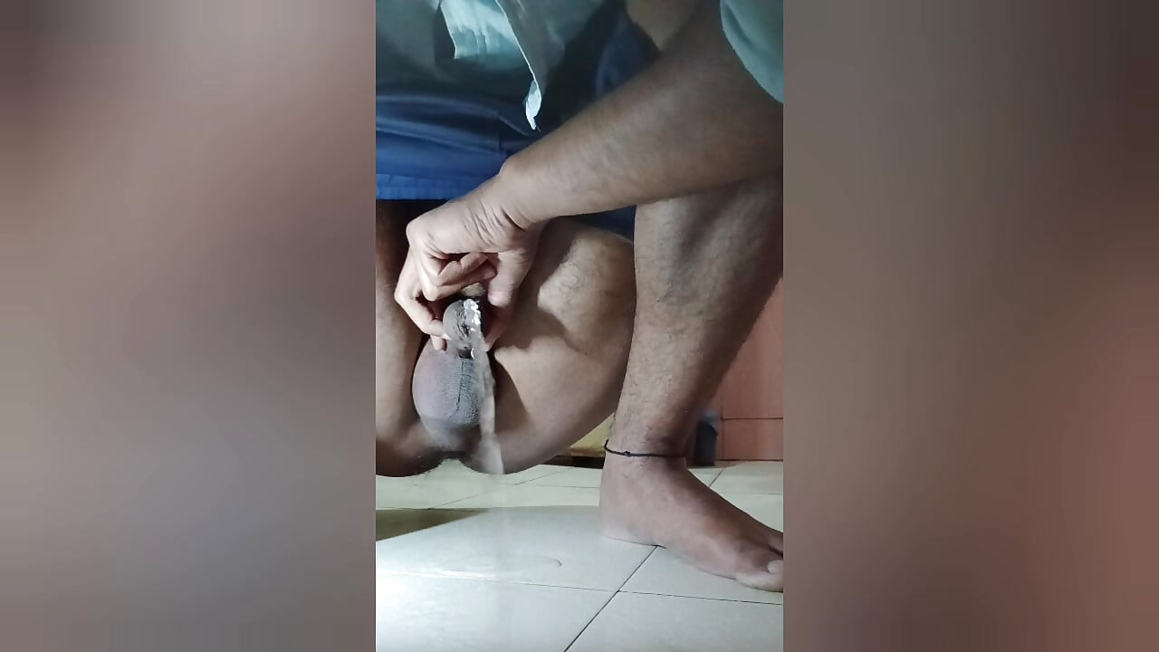 Kencing di kamar mandi