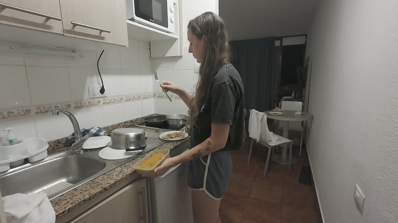 Üvey kız üvey babasıyla akşam yemeği pişiriyor, işler fışkırıyor ve mutfakta cızırtılı olmaya başlıyor