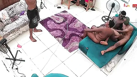 İki biseksüel en iyi arkadaş orta yaşlı seksi kadın amcığını tahrik etti
