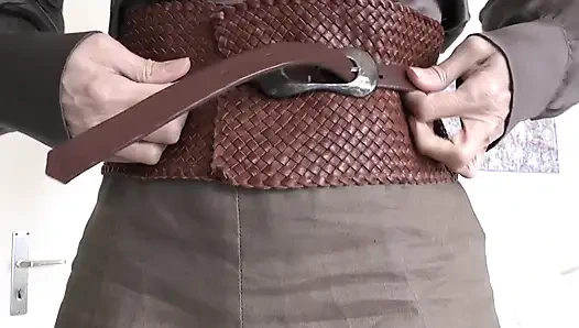 Возбуждающая примерка ремня с белья юбкой, часть 2, леди Виктория Валенте