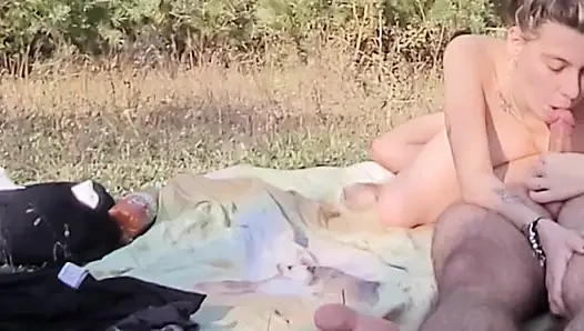 Öffentlicher blowjob im freien, tiefe kehle