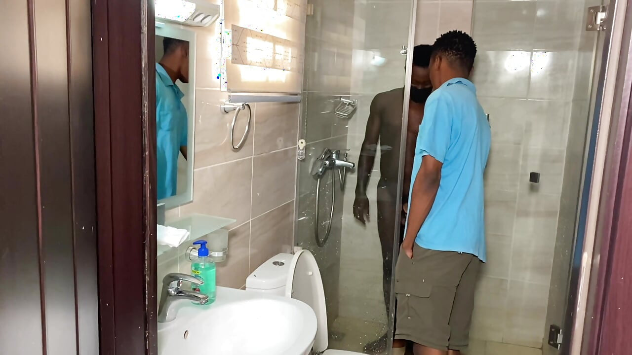 Moj napaljeni dečko mi drka pod tušem