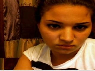 Linda garota árabe sozinha na webcam