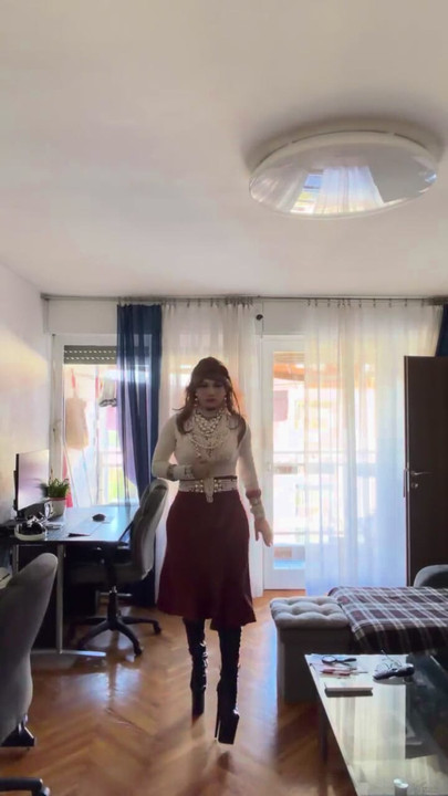 Crossdresser koji je šetao uokolo jako je uzbudio stan u visokim potpeticama i prekrasnim biserima i štiklama.