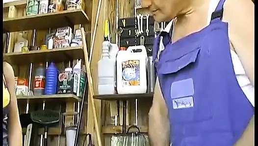 Yaramaz bir kız yumurta için gelirken dedesini ve komşusunu yapıyor!