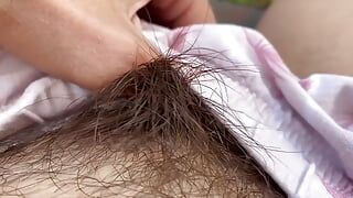 Волосатая киска на улице в любительском видео, подборка
