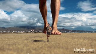 Mes pieds géants écrasent un homme minuscule - fétiche de la macrophilie