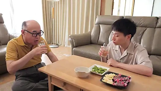 Gemischtes rassen-schätzchen fickt ihren schwiegersohn direkt neben ihrem ruhenden ehemann