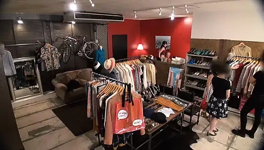 Jedes mal etwas funkelt sie, wenn sich ihre Augen im ruhigen Modegeschäft treffen