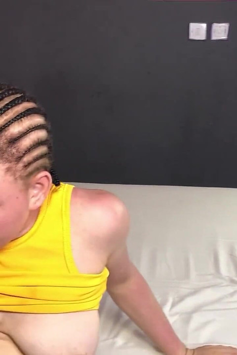 Seksi Albino beži od velikog crnog kurca