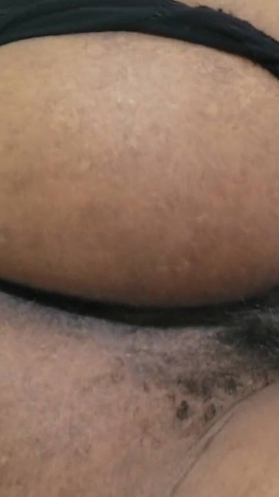 ベッドに横たわり、愛し合うのを待つ女性 | クリップ 1