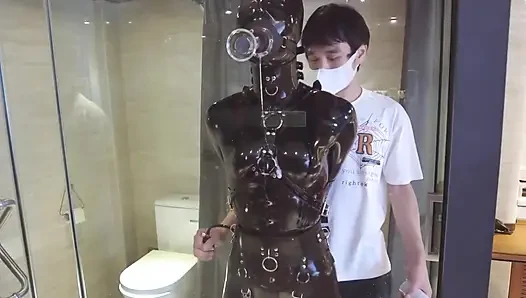 Mz20 - das mädchen in latexkleidung in einem glasraum eingesperrt