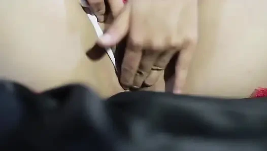 Индонезийская девушка в красной атласной униформе мастурбирует соло и мокрую киску