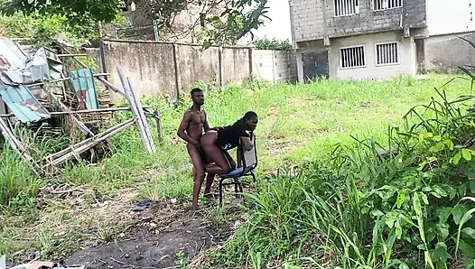 Die freundin meines freundes öffnete die badezimmertür und fand mich von gesicht zu gesicht bei meiner hard-on