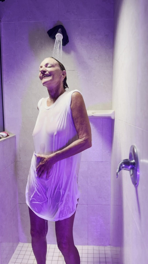 Weiße t-shirt-dusche