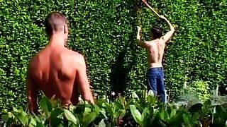 Jardinero afortunado junto a dos chicos traviesos para un trío gay