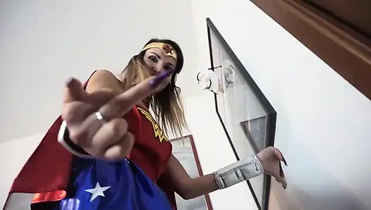 Kostümfrau, die auf ihrem sklaven steht