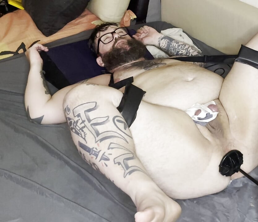 Fuck machine fucks my ass in missionary orgasm